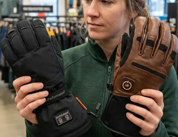 Twee handschoenmodellen naast elkaar