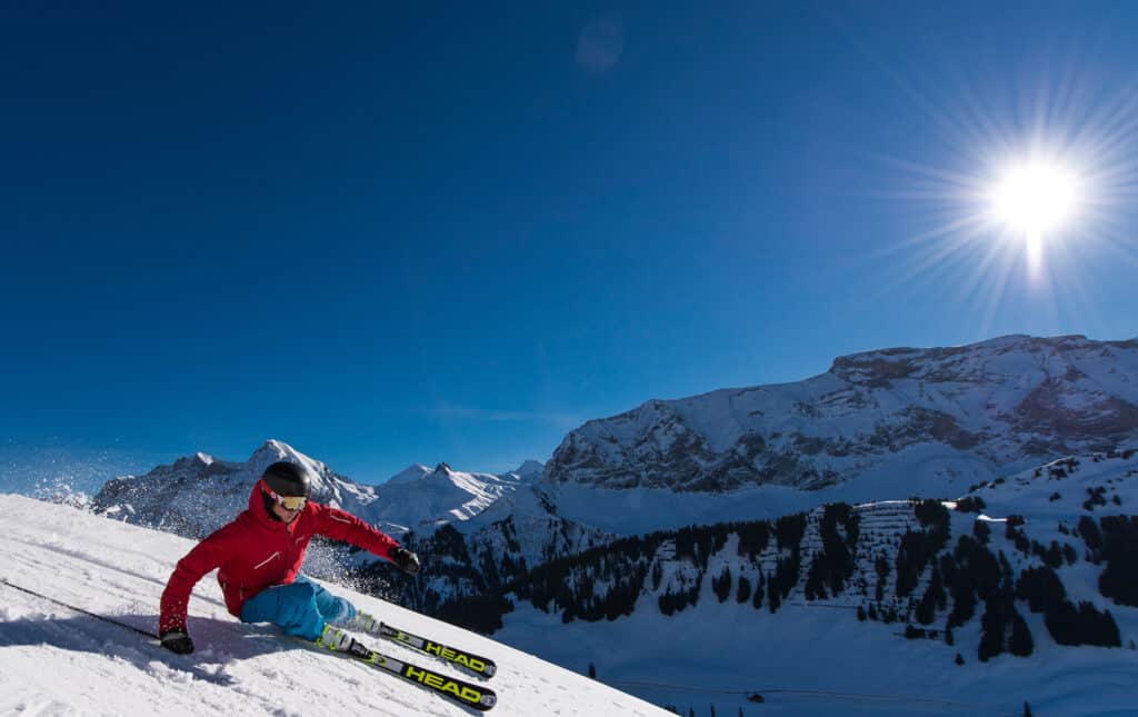 Skifahrer mit beheizten Handschuhen