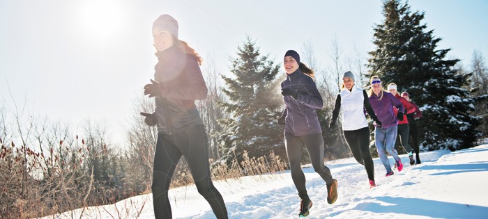 courir et marcher avec des gants chauffants