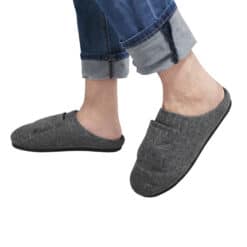 homme avec des chaussons chauffants