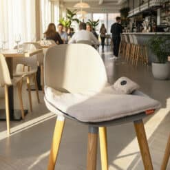 Verwarmd zitkussen op een barkruk in een restaurant.