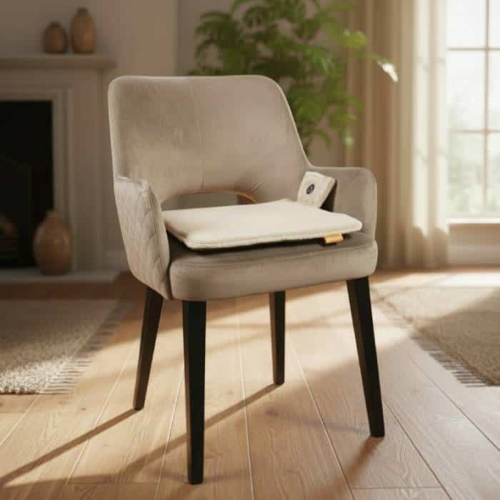 Verwarmd zitkussen op een eetkamerstoel