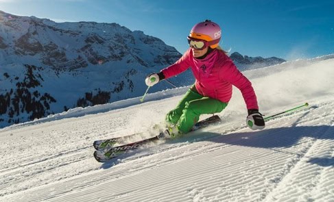 Skieur en action sur une piste enneigée avec des vêtements de sport d'hiver chauffés