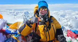 Simone Molter op de top van de Mount Everest met HeatPerformance® met ULTIMATE verwarmde handschoenen