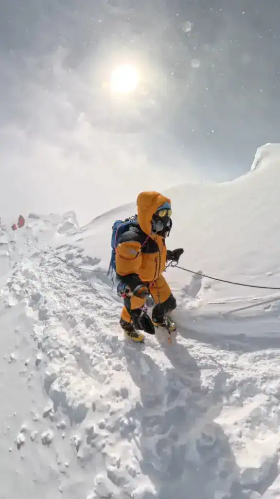 Simone Molter tijdens de beklimming van de Mount Everest met HeatPerformance® ULTIMATE verwarmde handschoenen.
