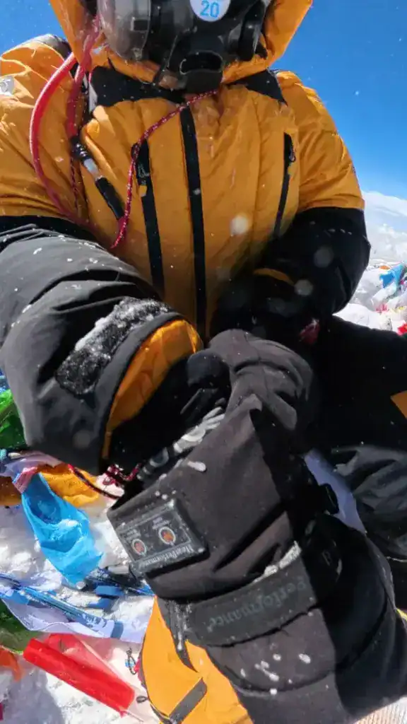 Close-up van HeatPerformance® ULTIMATE verwarmde handschoenen op de top van de Mount Everest.