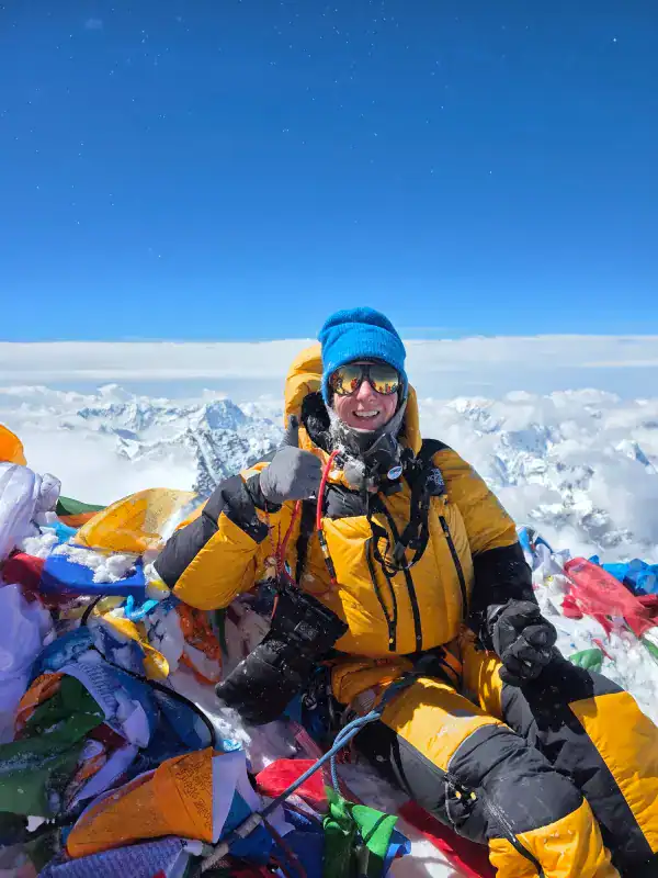 Simone Molter op de top van de Mount Everest met HeatPerformance® ULTIMATE verwarmde handschoenen.