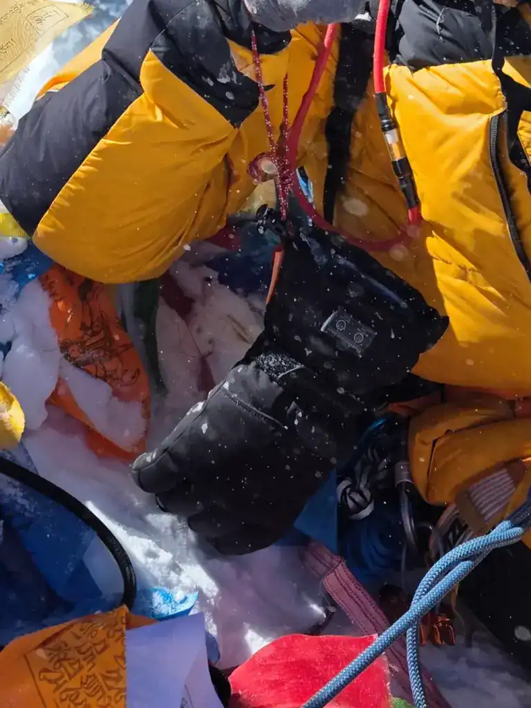 Close-up van de HeatPerformance® ULTIMATE verwarmde handschoenen gedragen door Simone Molter op de top van de Mount Everest.