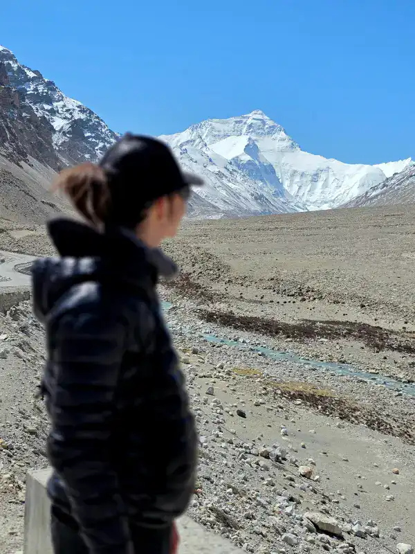 Simone Molter kijkt uit over de Noordwand van de Mount Everest tijdens haar expeditie.