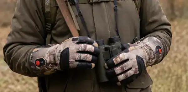 Jager met verwarmde handschoenen