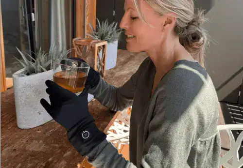 Vrouw met dunne verwarmde handschoenen